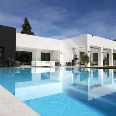 Fotografía inmobiliaria exterior de elegante villa en Marbella