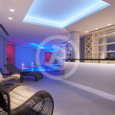 Fotografía interior de jacuzzi con suave iluminación, Málaga