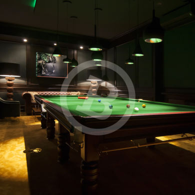 Fotografía de elegante sala de snooker con luces tenúes