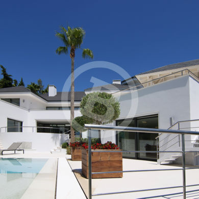 Fotografía inmobiliaria de exteriores de impresionante villa en La Zagaleta, Marbella