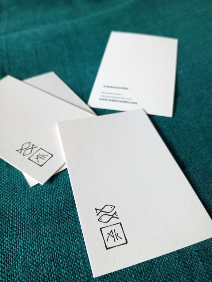 Elegante diseño vertical de tarjetas de visita para estudio de cerámica artística en Málaga, Costa del Sol y Berlín, Alemania