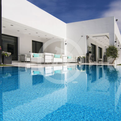 Reflejos de imponente villa, fotografía inmobiliaria tomada en Marbella