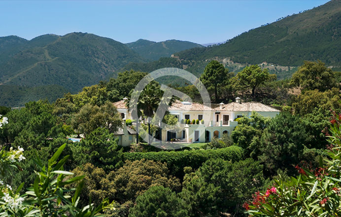 Fotografía panorámica de propiedad inmobiliaria con espectaculares alrededores en La Zagaleta, Marbella, Málaga